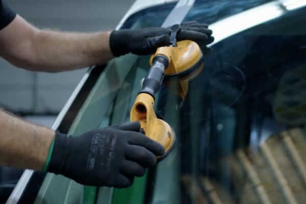 Stagiair autoruit­monteur